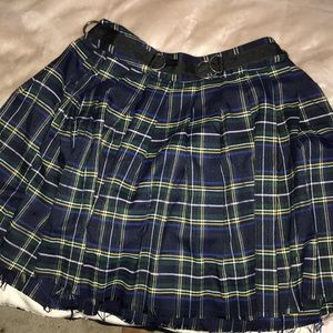 plaid egirlskirt, zips up and has ring belt loops